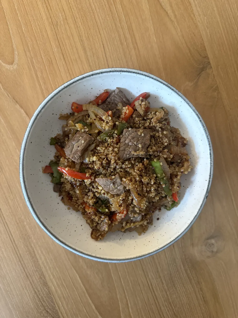 Bowl de quinoa con carne y rabano