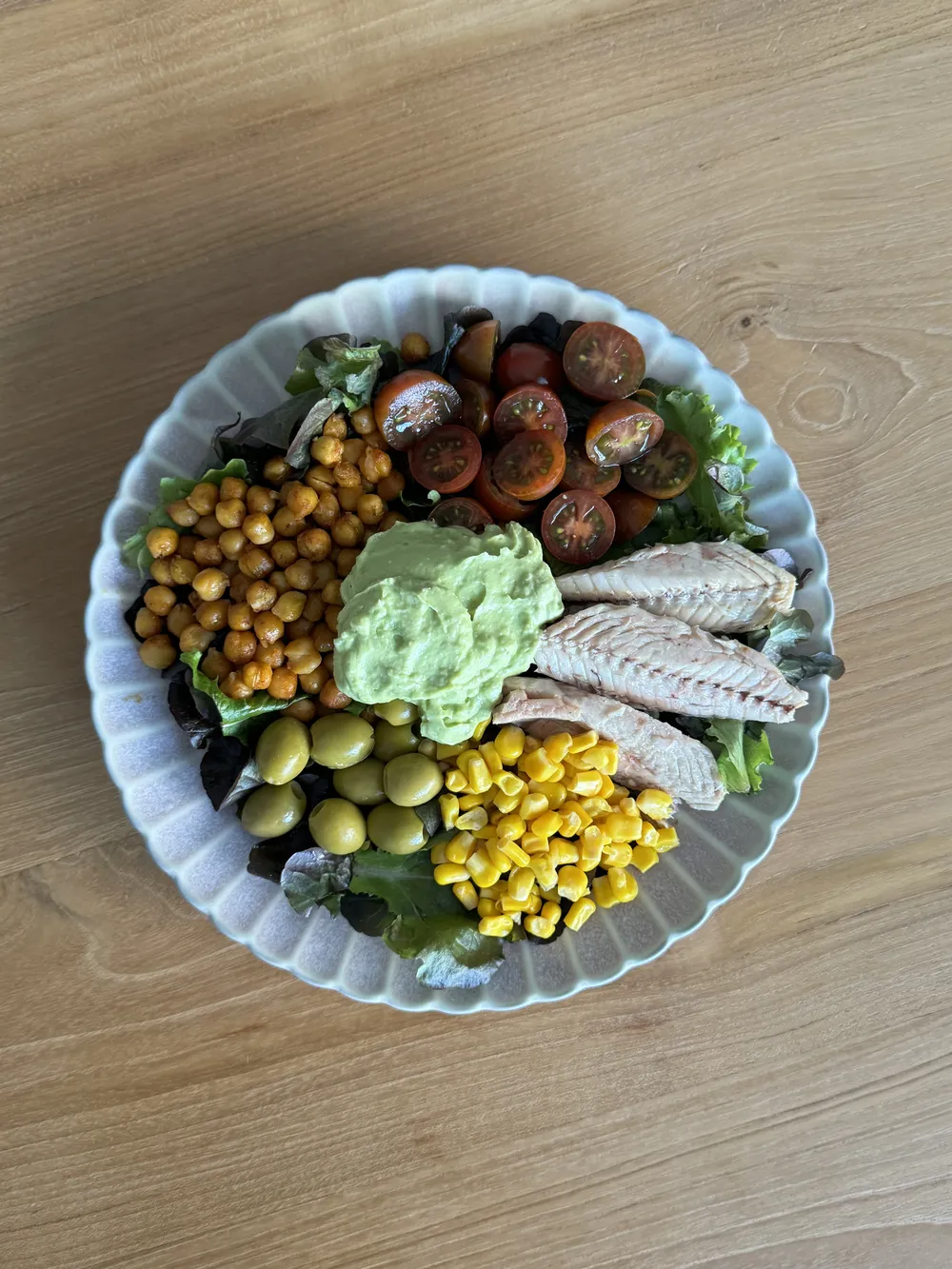 Bowl mediterraneo con falafel y hummus