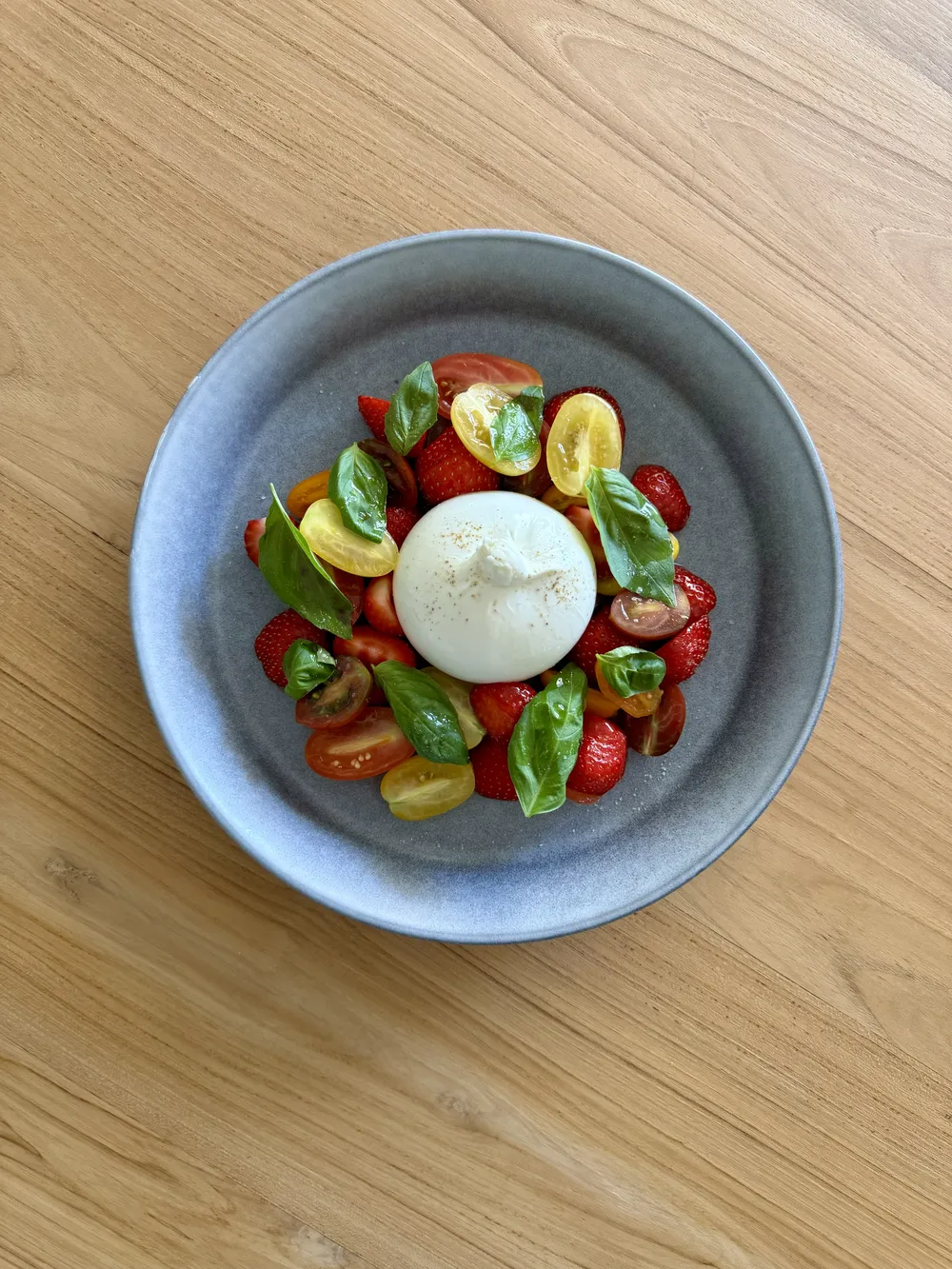 Ensalada caprese con mozzarella fresca