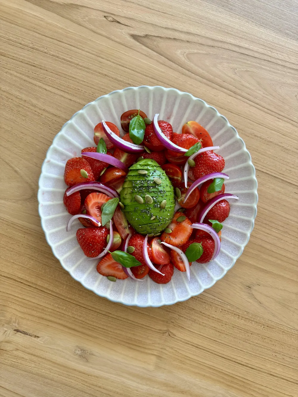 Ensalada de aguacate cherry y semillas