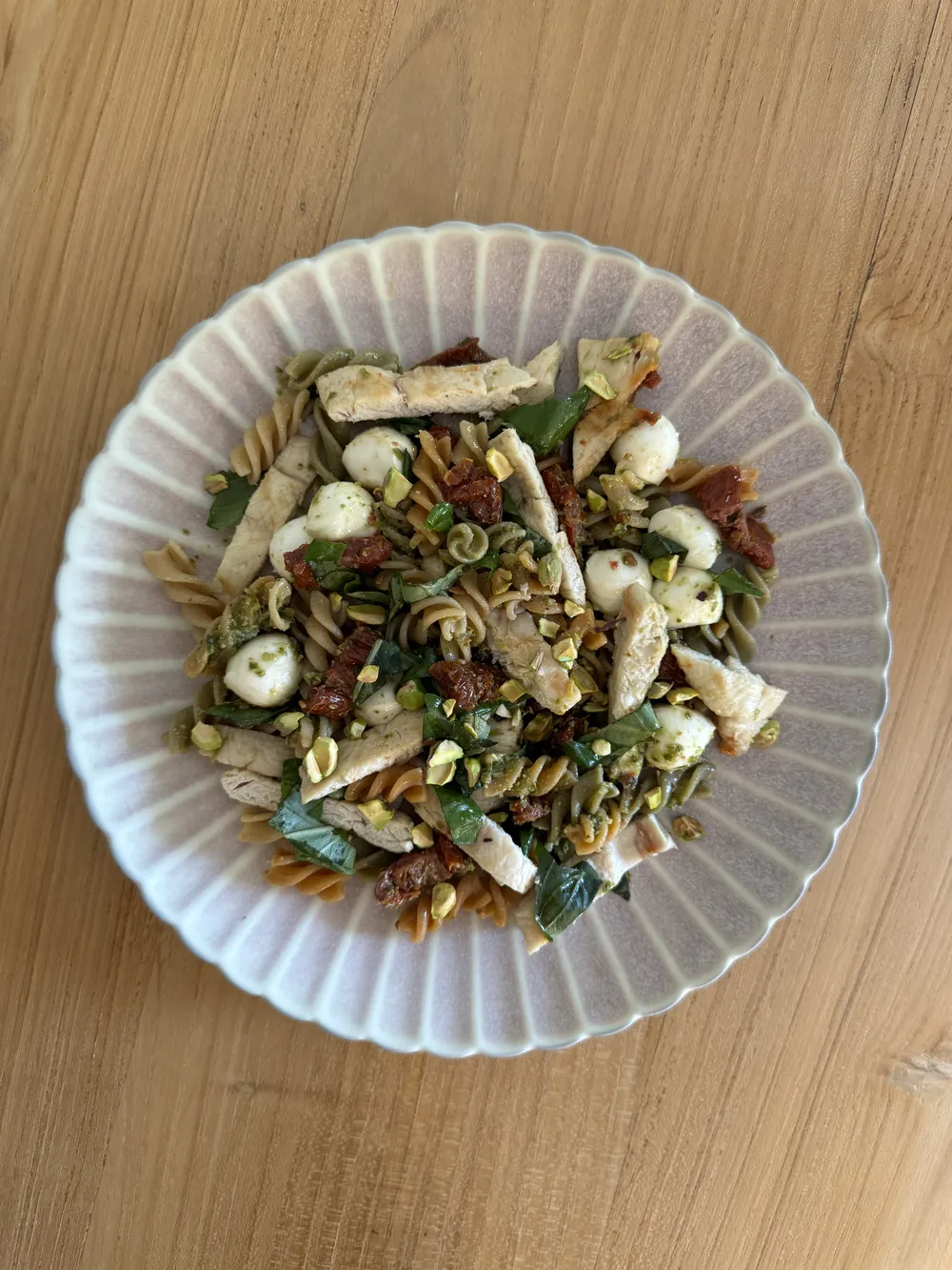 Ensalada de pasta con brocoli y queso feta