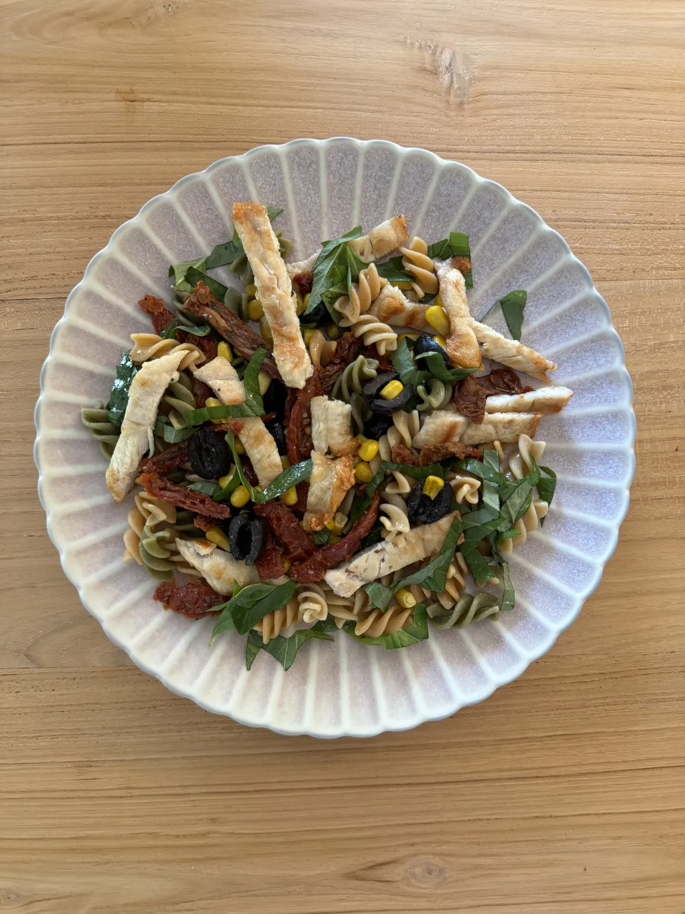 Ensalada de pasta con tomates cherry y aceitunas