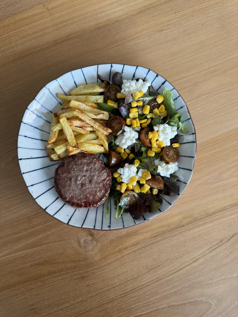 Filete con ensalada de maiz y guisantes