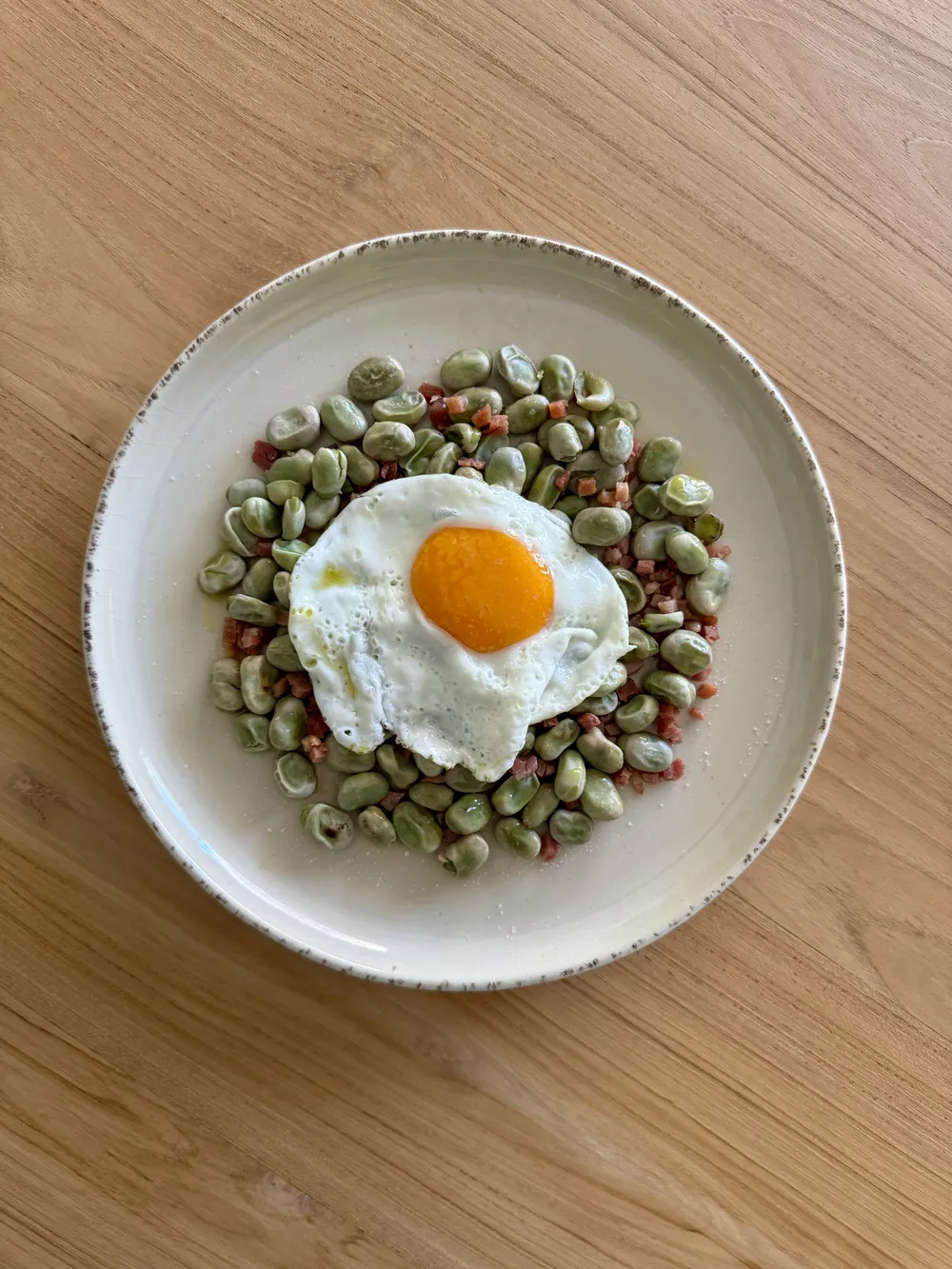 Habas tiernas con huevo frito y jamon
