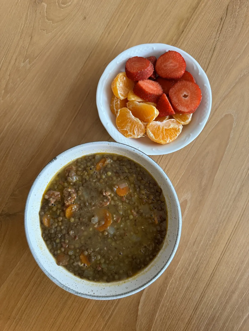 Plato de lentejas estofadas con fruta