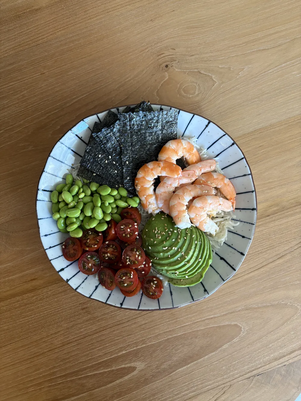 Poke bowl de gambas y aguacate
