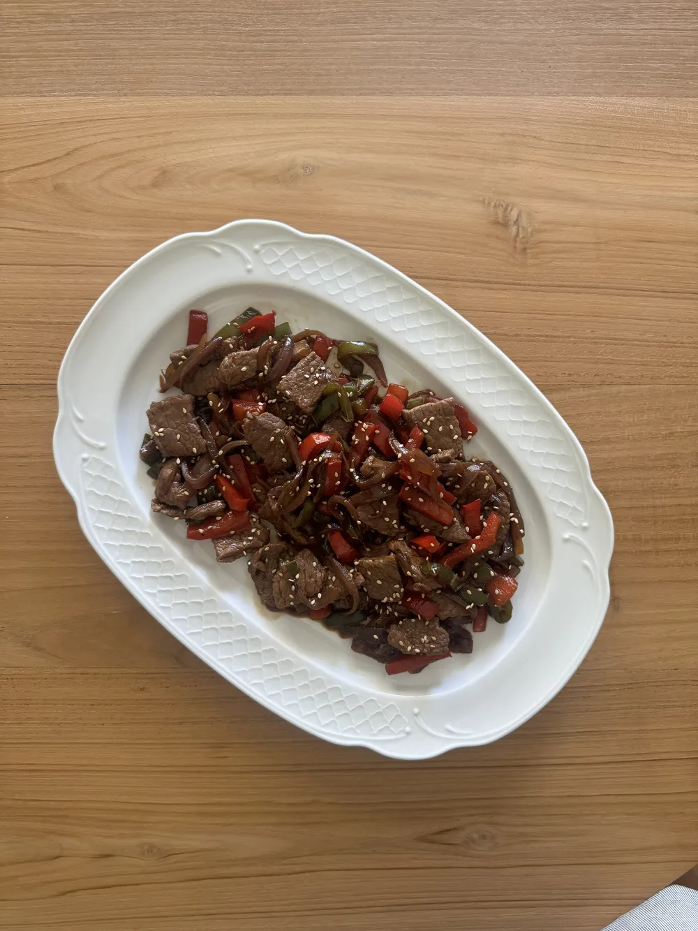 Salteado de ternera con pimientos rojos y verdes