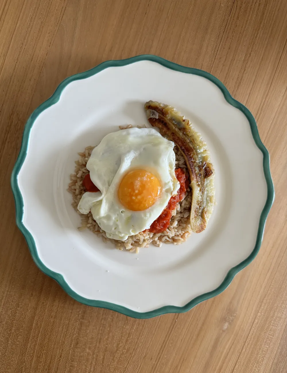 Tostada con huevo pochado y tomate