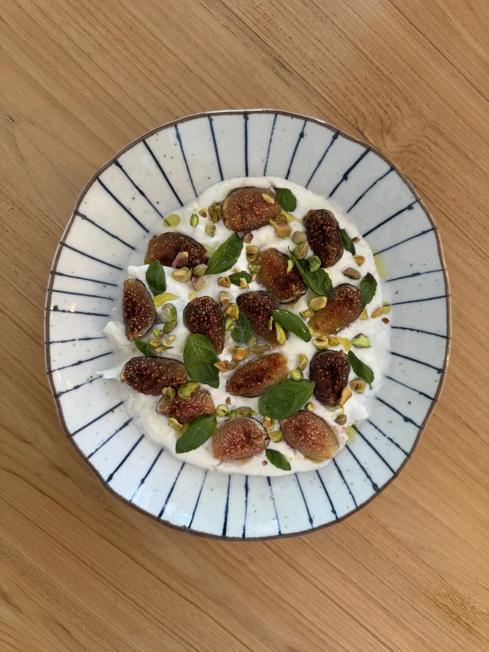 Yogur natural con datiles y albahaca